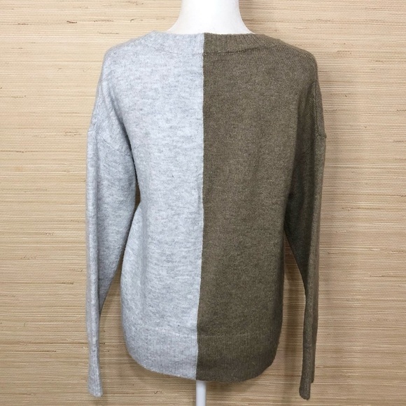 Two-Tone Color Blocked Knit V-Neck Pull Over Soft Cozy Sweater Medium - Picture 7 of 8